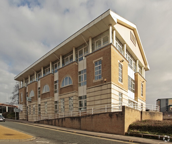 Kingsway, Burnley to rent - Primary Photo - Image 1 of 5