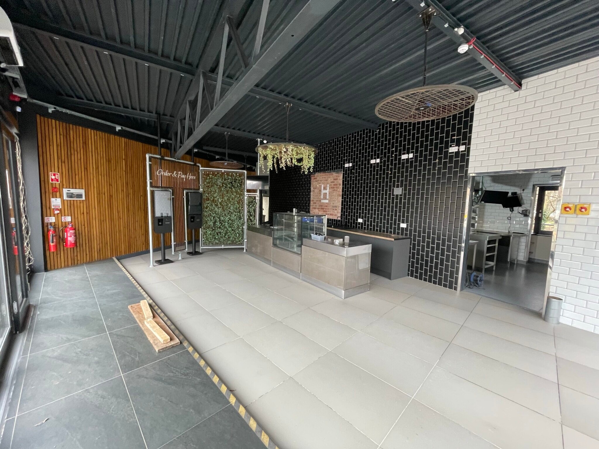 Waterloo Rd, Huddersfield to rent Interior Photo- Image 1 of 2