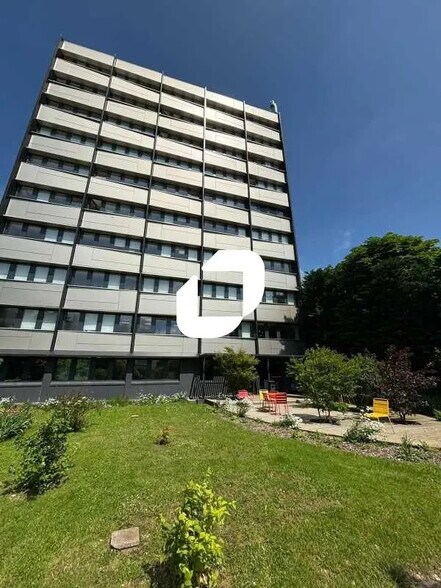 Office in Rueil-Malmaison to rent - Building Photo - Image 2 of 8