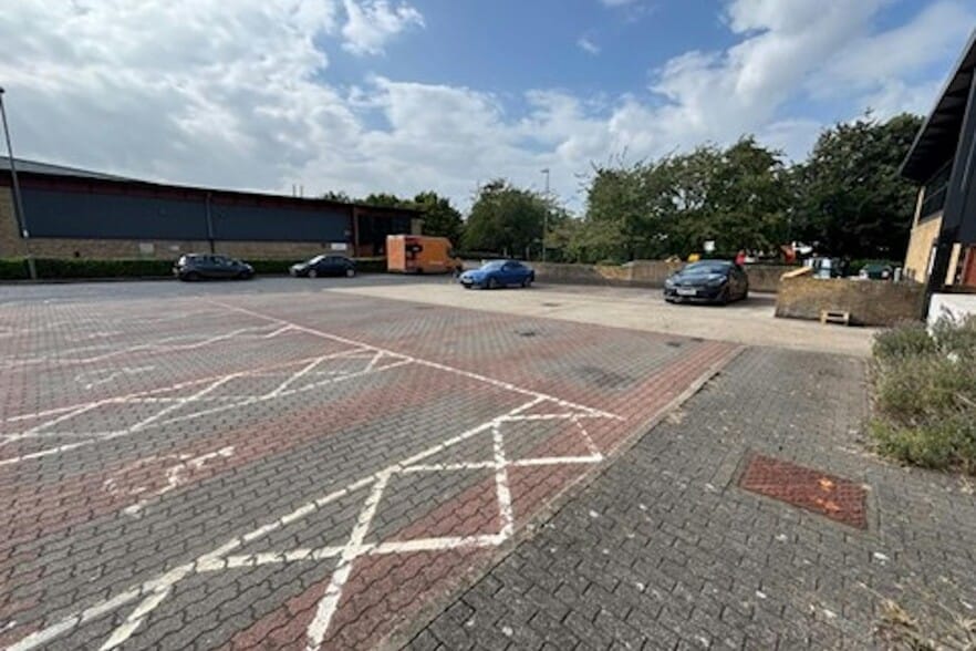 Grafton Way, Basingstoke to rent - Building Photo - Image 3 of 3