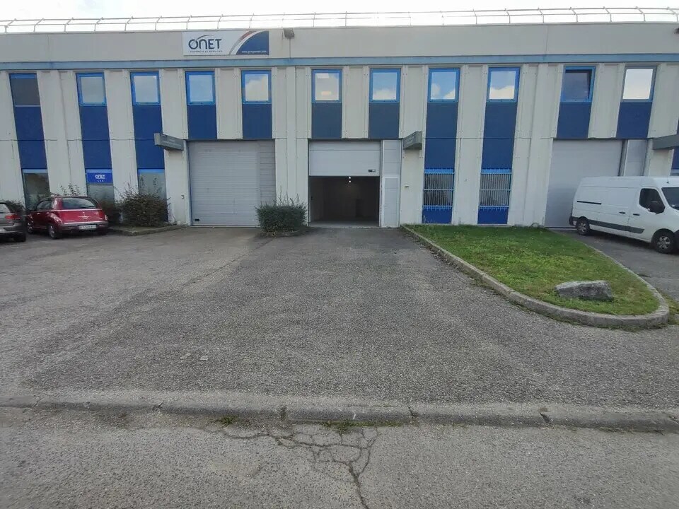 Industrial in Saint-Quentin-Fallavier for sale Building Photo- Image 1 of 22