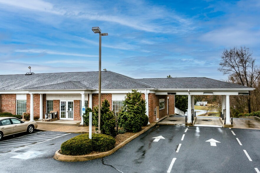 9972 Spotswood Trl, Mcgaheysville, VA for rent - Primary Photo - Image 1 of 24