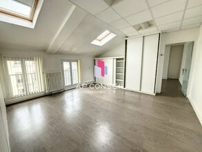 Office in Versailles to rent Interior Photo- Image 1 of 4