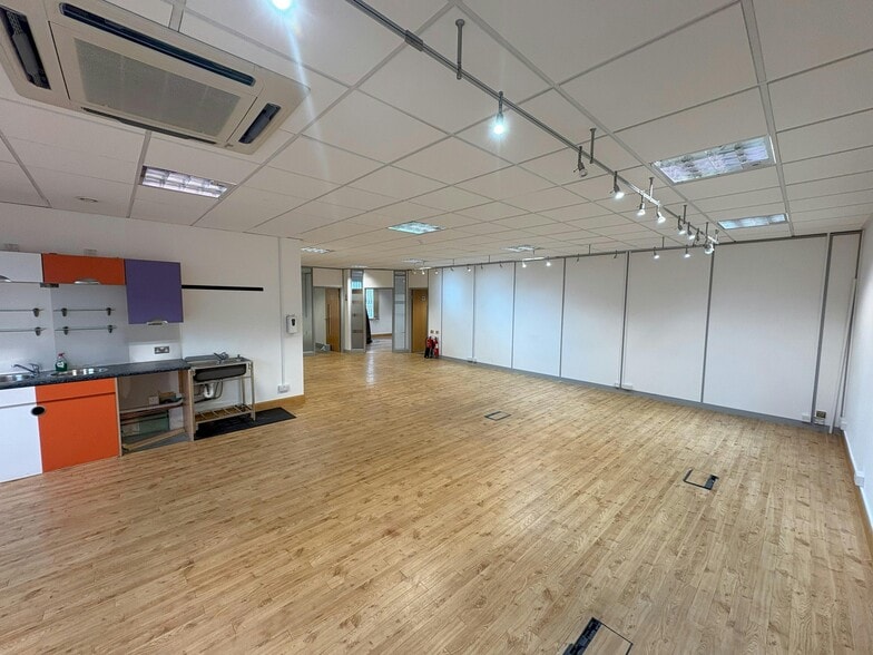 Centennial Ave, Borehamwood to rent - Building Photo - Image 3 of 21