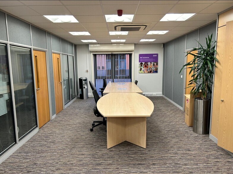 1 Carlton Ct, Leeds to rent - Building Photo - Image 2 of 4
