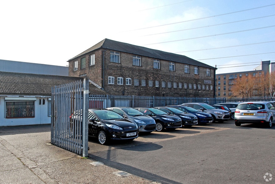 Copper Mill Ln, London to rent - Building Photo - Image 2 of 8