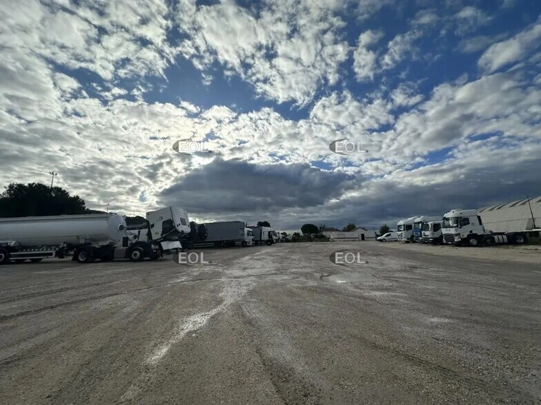 Light Industrial in Vitrolles to rent - Construction Photo - Image 1 of 2