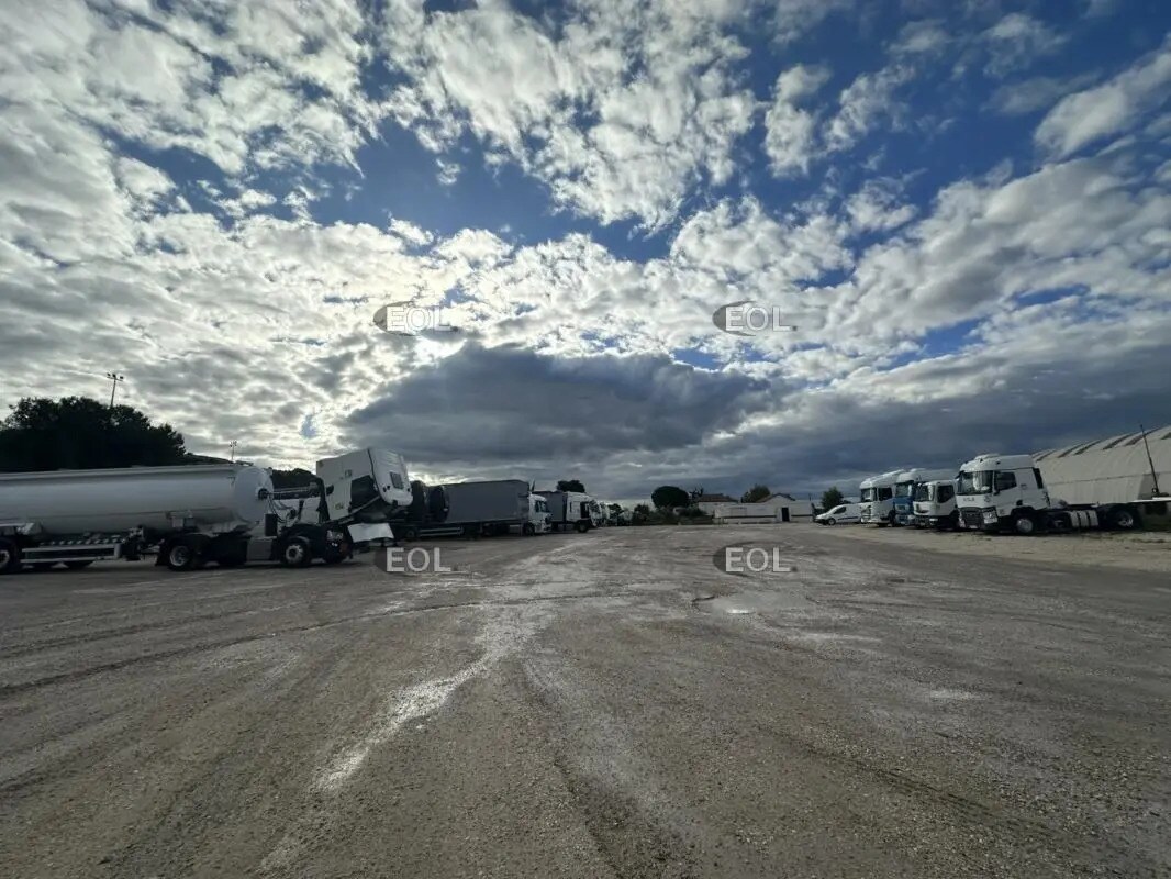 Light Industrial in Vitrolles to rent Construction Photo- Image 1 of 3