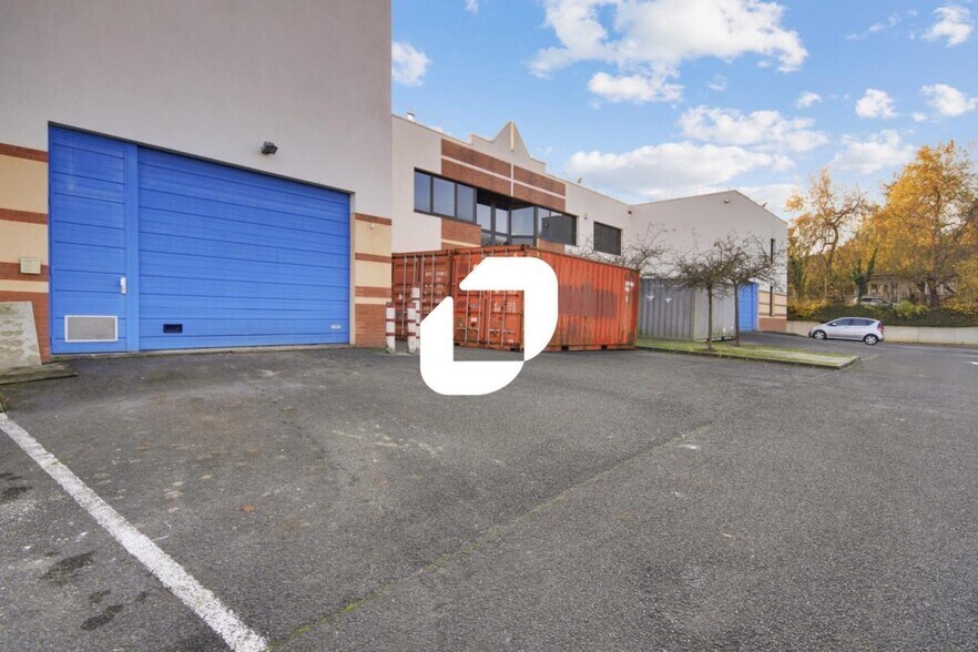 Light Industrial in Champs-sur-Marne to rent - Building Photo - Image 2 of 8