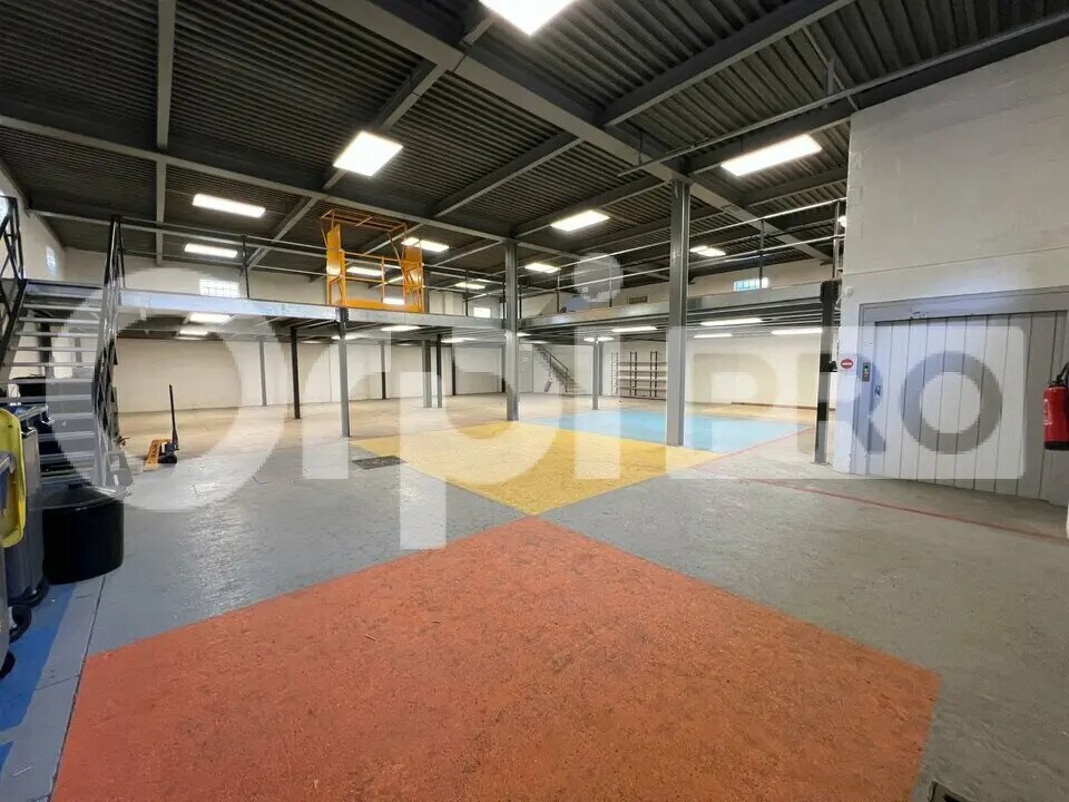 Location Local d'activités 834 m² - Photo 1