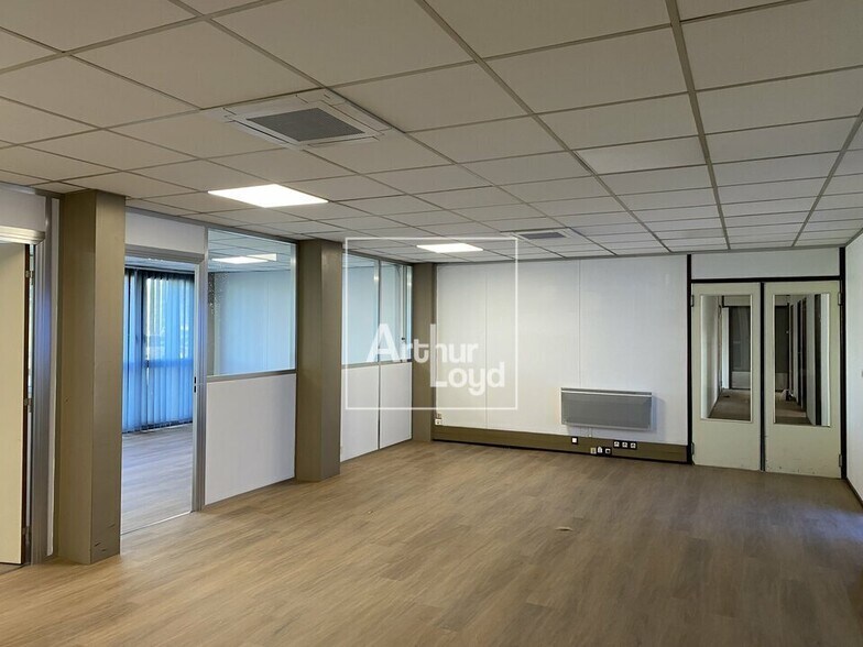 Office in Moissy-Cramayel to rent - Interior Photo - Image 3 of 5