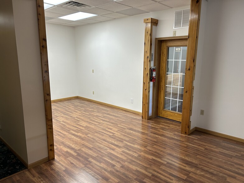 126 W Commerce Blvd, Slinger, WI for rent - Building Photo - Image 3 of 4