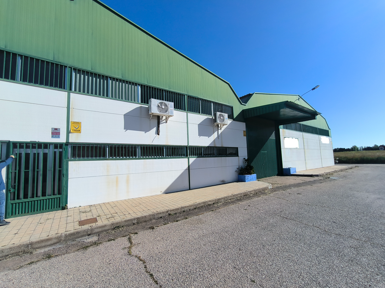 Dos Naves Industriales portfolio of 2 properties for sale on LoopNet.co.uk - Building Photo - Image 3 of 20