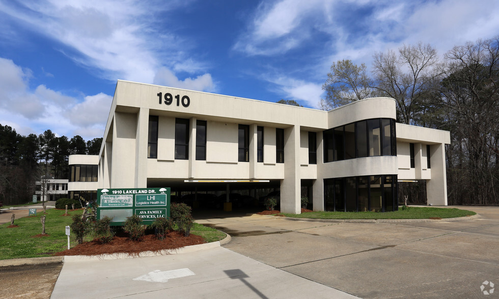 1910 Lakeland Dr, Jackson, MS for rent - Building Photo - Image 1 of 14