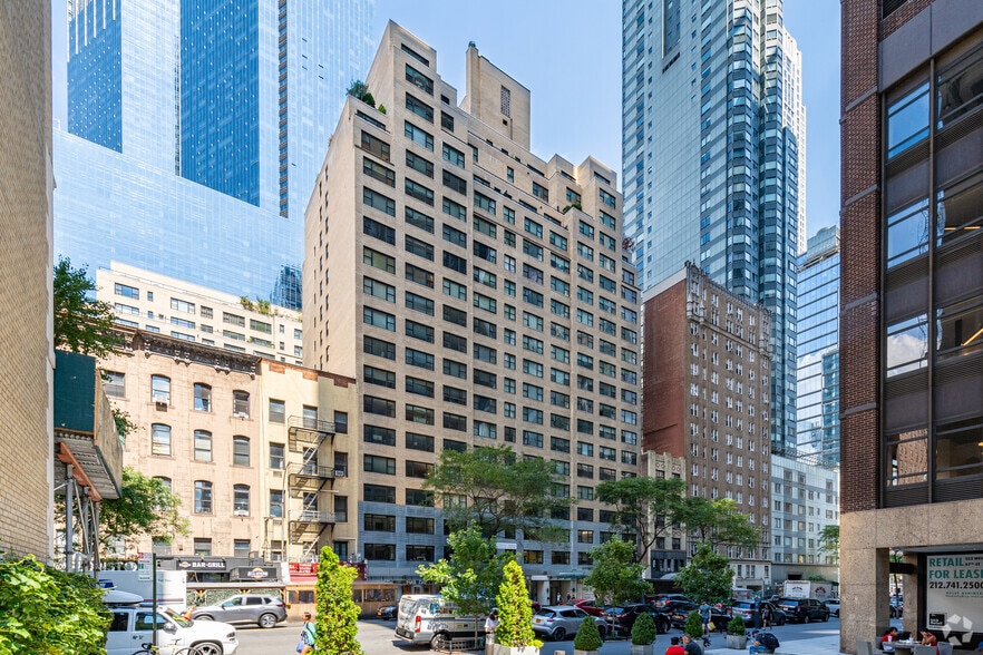 330 W 58th St, New York, NY to rent - Primary Photo - Image 1 of 41