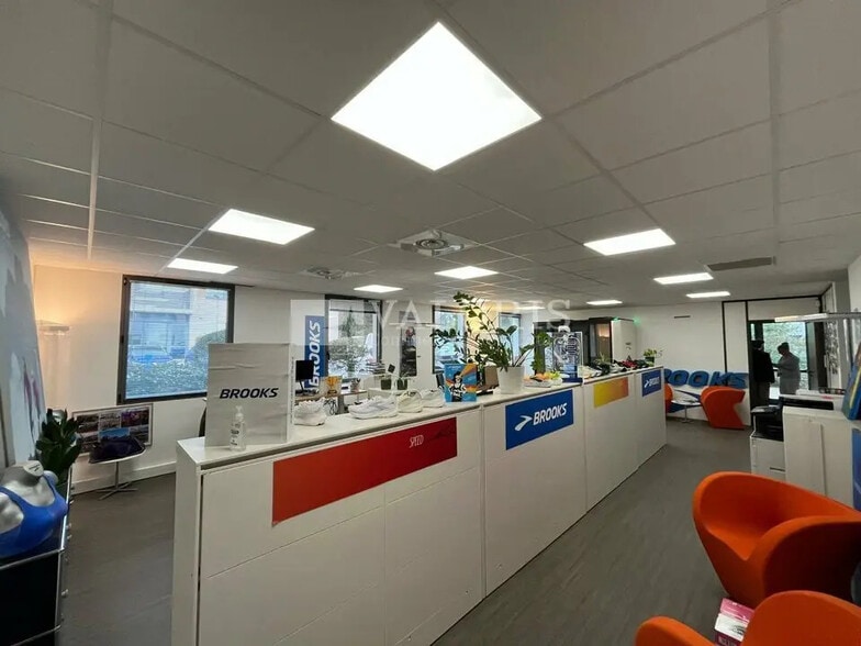 Office in Aix-en-Provence to rent - Building Photo - Image 3 of 8