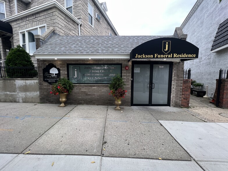 1668 John F Kennedy Blvd, Jersey City, NJ for sale - Primary Photo - Image 1 of 2