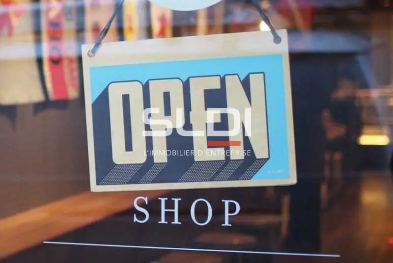 Retail in Lyon to rent Building Photo- Image 1 of 4