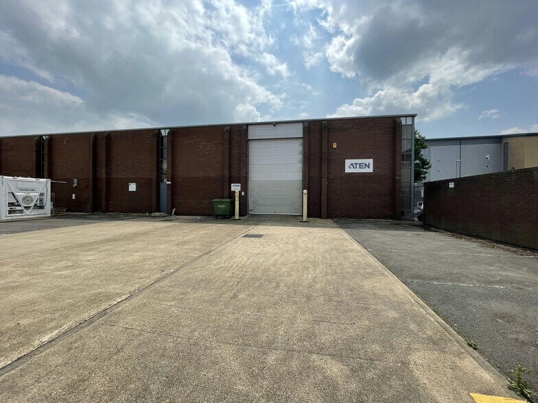 466-467 Malton Ave, Slough to rent - Building Photo - Image 2 of 6