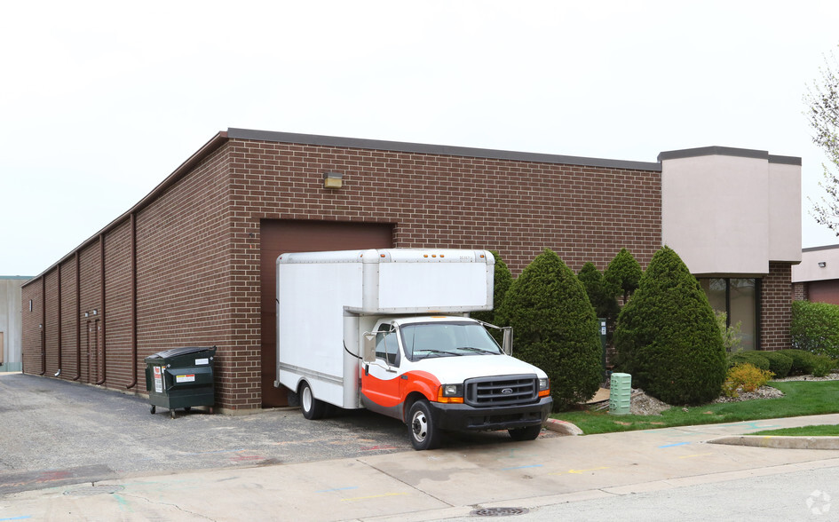 400 Frontier Way, Bensenville, IL for rent - Building Photo - Image 2 of 4