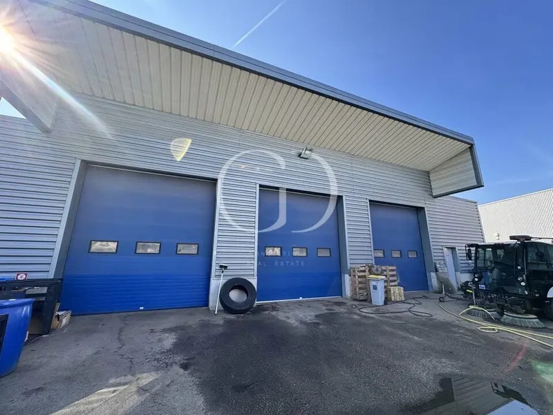 82 Rue De Cyprian, Villeurbanne to rent Building Photo- Image 1 of 11