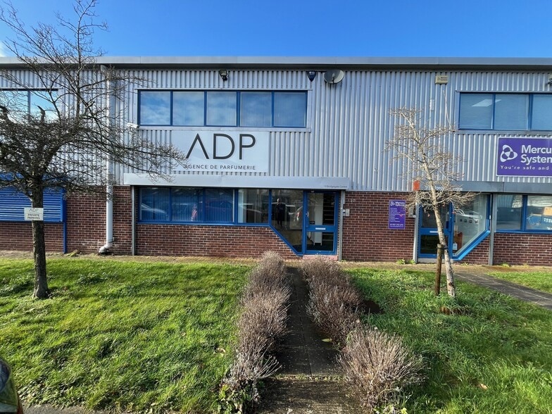 Martinfield, Welwyn Garden City to rent - Building Photo - Image 1 of 18