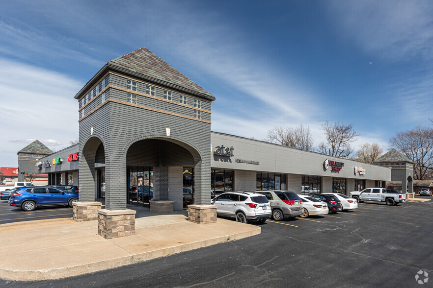 813 W Central Ave, Bentonville, AR for rent - Building Photo - Image 1 of 5