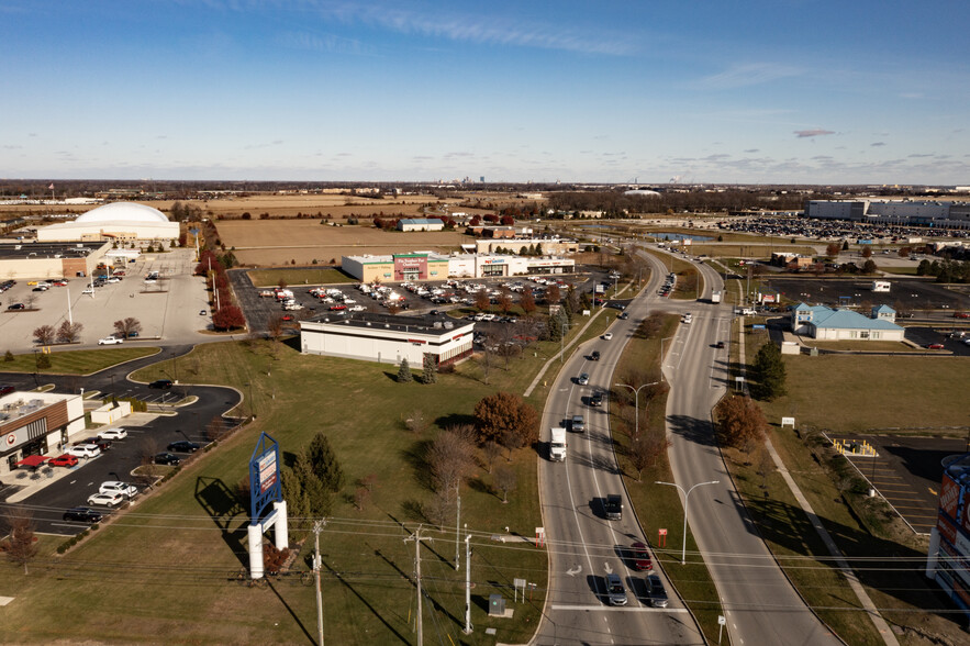 27161 Crossroads Pky, Rossford, OH for rent - Building Photo - Image 3 of 3