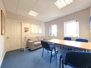 Alvescot Rd, Carterton to rent Interior Photo- Image 2 of 5