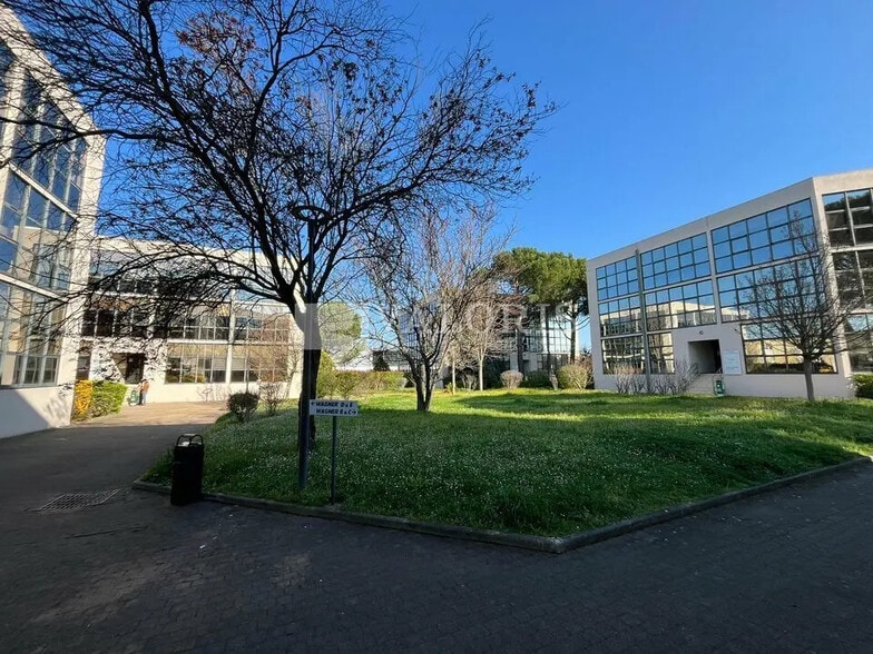 Office in Aix-en-Provence to rent - Building Photo - Image 2 of 13