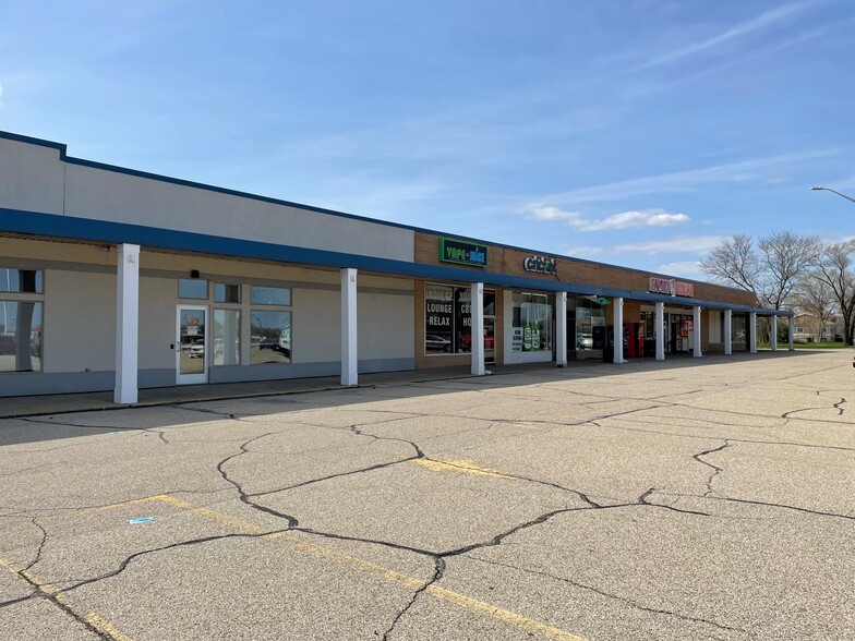 1820 Center Ave, Janesville, WI for rent - Primary Photo - Image 1 of 3