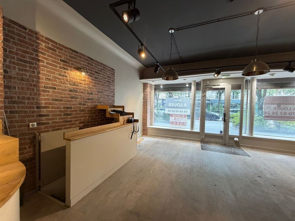 Retail in Paris to rent Interior Photo- Image 1 of 10