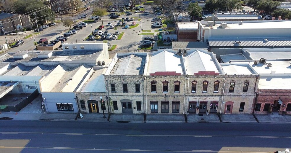 709 Chestnut St, Bastrop, TX for rent - Building Photo - Image 1 of 11