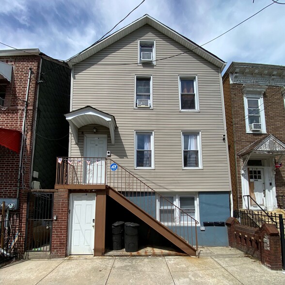 220 Jerome St, Brooklyn, NY for sale - Primary Photo - Image 1 of 1