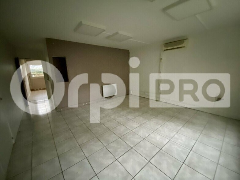 Office in Neuville-sur-Saône to rent - Interior Photo - Image 3 of 4