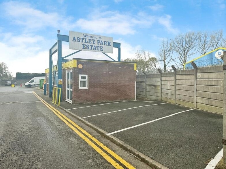 Kennedy Rd, Manchester to rent - Building Photo - Image 3 of 4