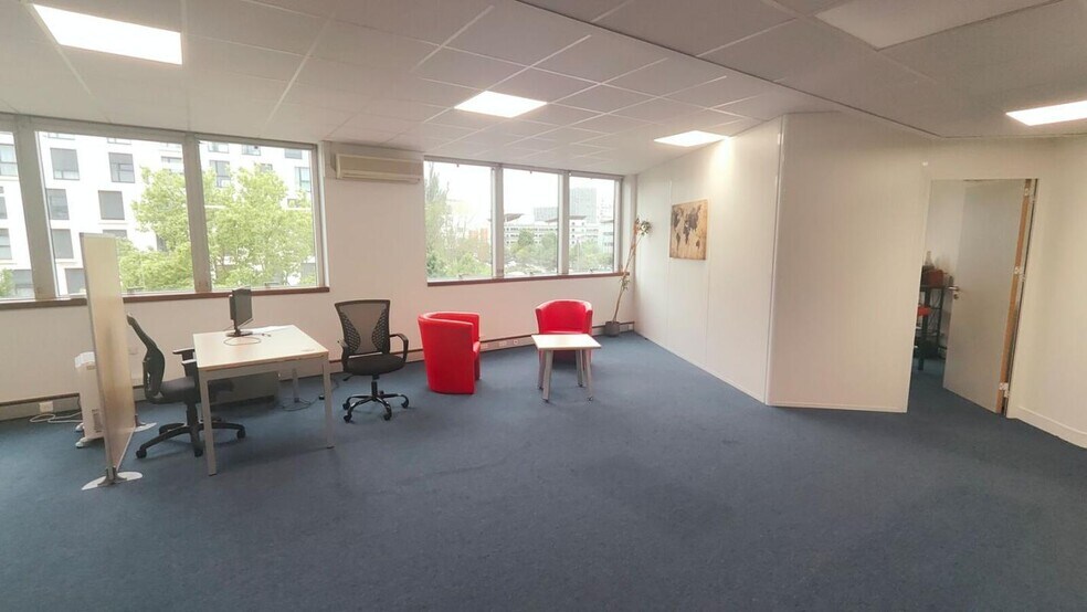 1 Rue Galvani, Massy to rent - Interior Photo - Image 3 of 10