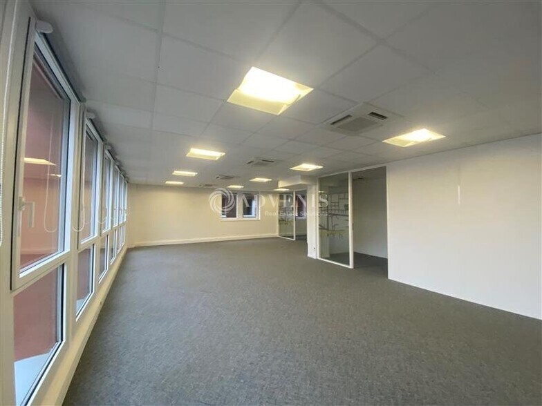 6 Avenue Gustave Eiffel, Montigny-le-Bretonneux to rent - Interior Photo - Image 3 of 6