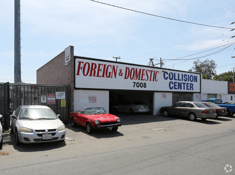 Reseda Body Shop and Auto Repair portfolio of 2 properties for sale on LoopNet.co.uk - Primary Photo - Image 2 of 7