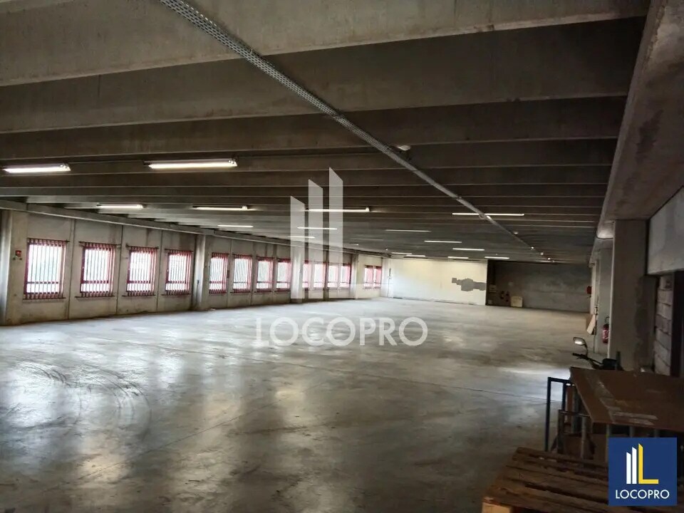 Location Local d'activités 1 000 m² - Photo 1
