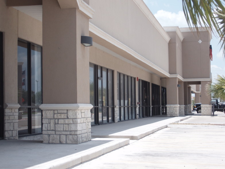 568 Springmart Blvd, Brownsville, TX for rent - Building Photo - Image 2 of 4