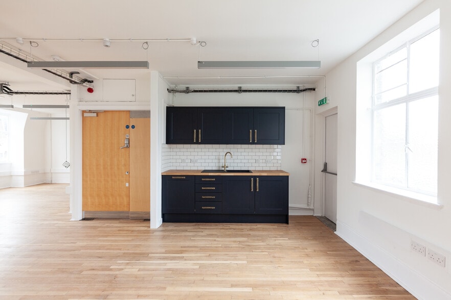 15-16 Margaret St, London to rent - Building Photo - Image 3 of 40