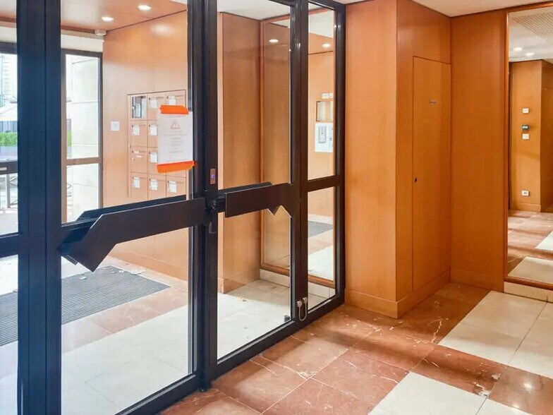 Office in Saint-Maur-des-Fossés to rent - Lobby - Image 2 of 7