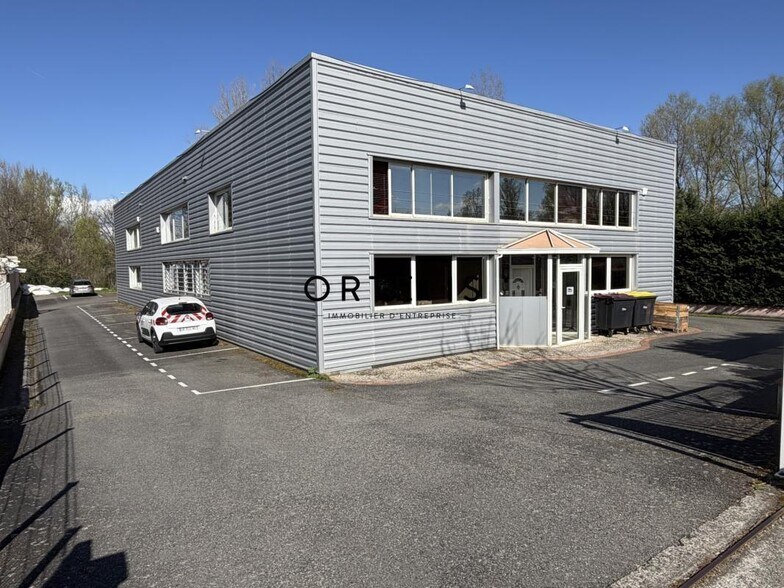 Office in to rent - Building Photo - Image 2 of 10