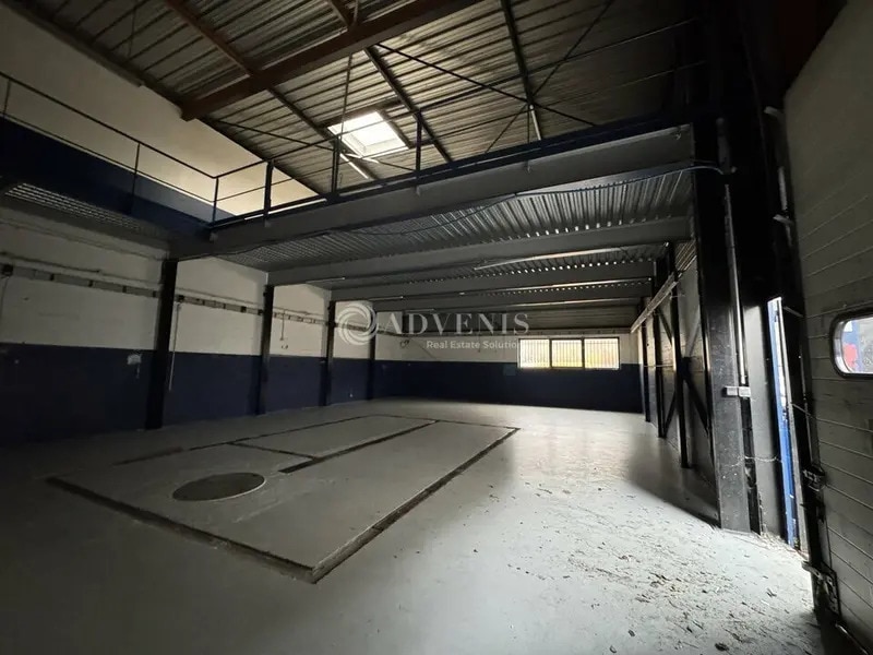 Light Industrial in Ozoir-la-Ferrière to rent Interior Photo- Image 1 of 5