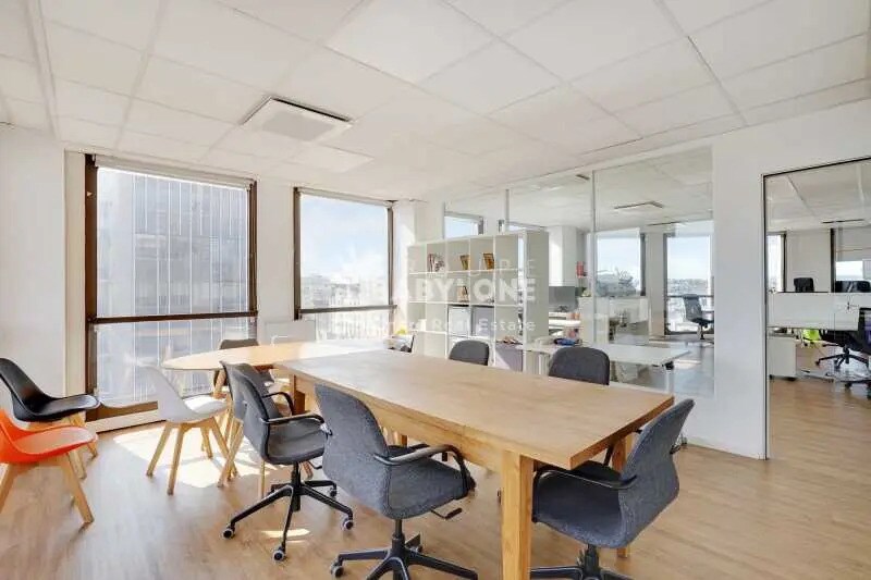 Office in Neuilly-sur-Seine to rent - Building Photo - Image 3 of 10