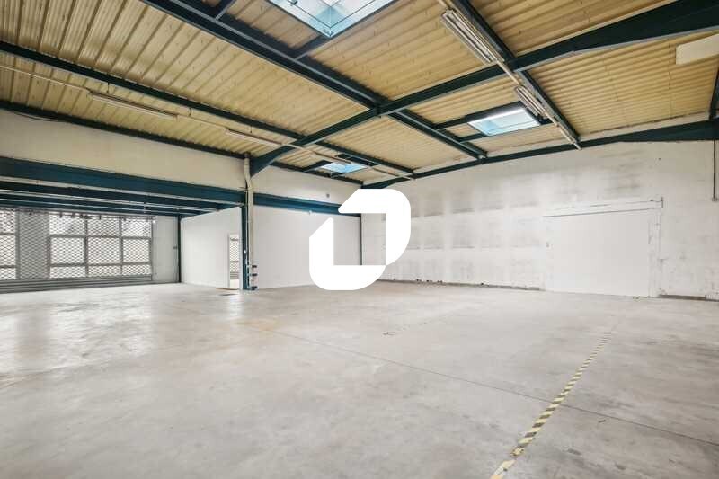 Light Industrial in Tremblay-en-France to rent - Interior Photo - Image 2 of 12