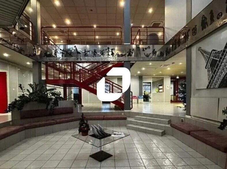 5 Avenue Johannes Gutenberg, Maurepas to rent - Building Photo - Image 3 of 4