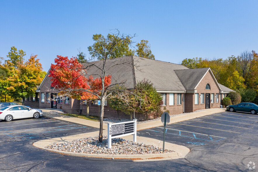 780 W Lake Lansing Rd, East Lansing, MI for rent - Building Photo - Image 2 of 4