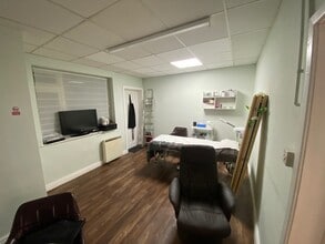 12 Derby Way, Stockport to rent Interior Photo- Image 1 of 2